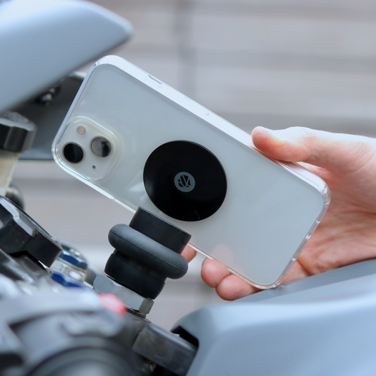 Plaque métal Shapeheart installée sur smartphone, idéale pour une fixation magnétique robuste et compatible antivibration