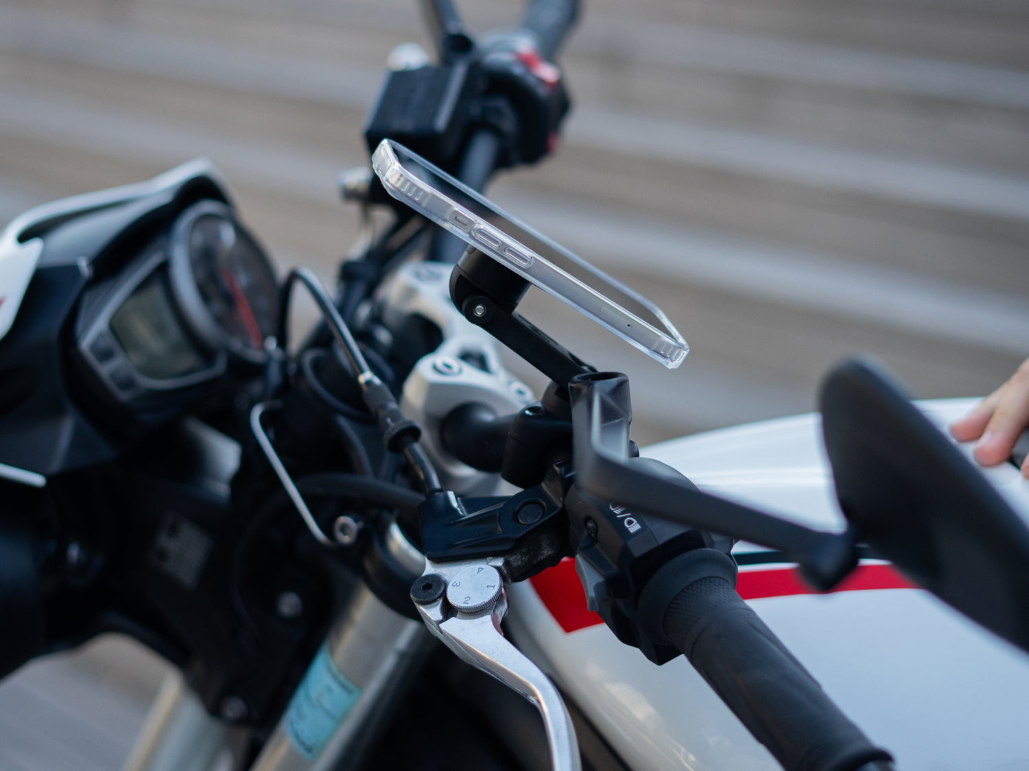 Support PRO BOOST orientable 360° utilisé avec plaque métal pour minimiser les reflets du soleil