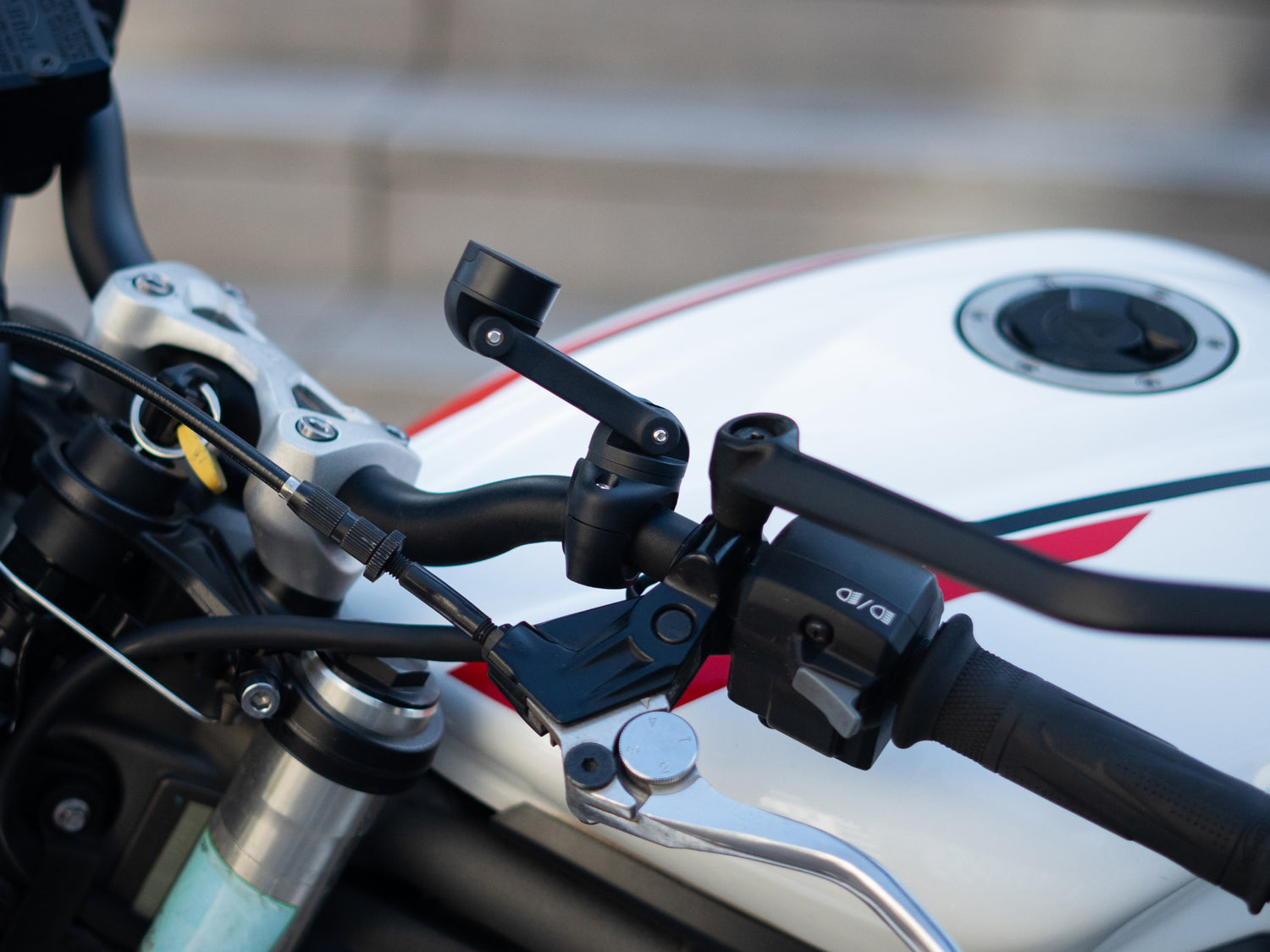 Support PRO BOOST ajustable 360° avec montage sécurisé et facile sur guidon moto.