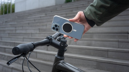 Support téléphone Shapeheart fixé sur la potence d'un vélo, vue de côté