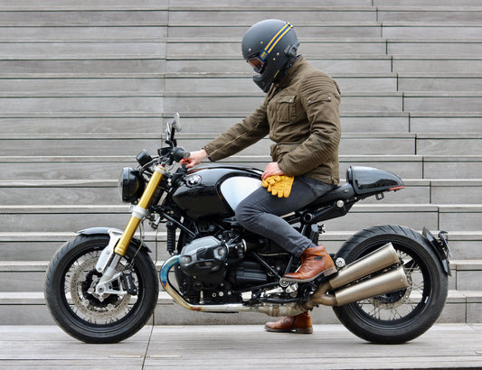 Parce que bien débuter à moto, ce n’est pas seulement maîtriser l’embrayage ou réussir un évitement : c’est aussi être bien équipé pour rouler plus sereinement, plus confortablement, et surtout, plus en sécurité.