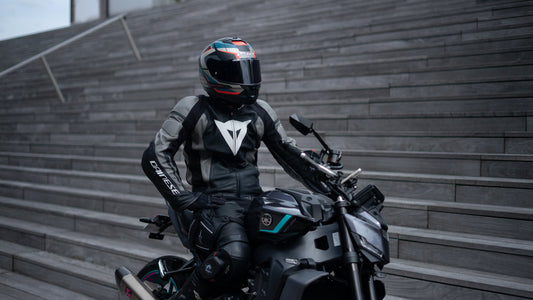 Motard et passager à l’arrêt, souriants et bien équipés, représentant la sérénité d’une conduite préparée avec Shapeheart.