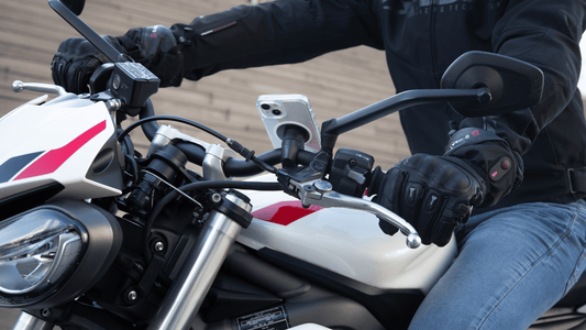 Motard débutant tenant son casque près de sa moto, illustrant le choix décisif du premier deux-roues après l’obtention du permis A2.