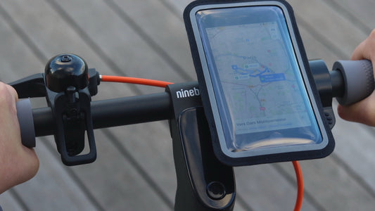 Support téléphone Shapeheart fixé sur le guidon d'une trottinette électrique en ville