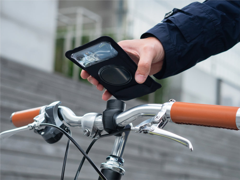 Magnétisation du téléphone dans la pochette de protection sur le support PRO pour guidon de vélo