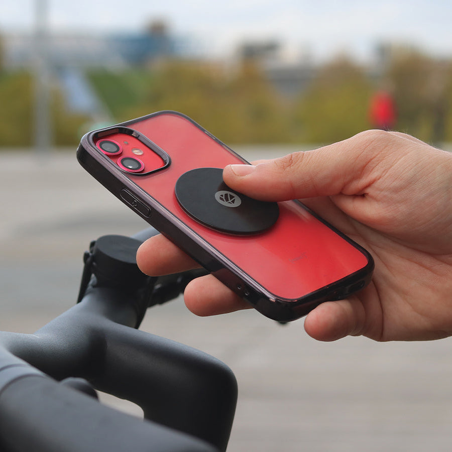 Vue détaillée de la plaque métal Shapeheart collé sur le téléphone, fine et discrète 