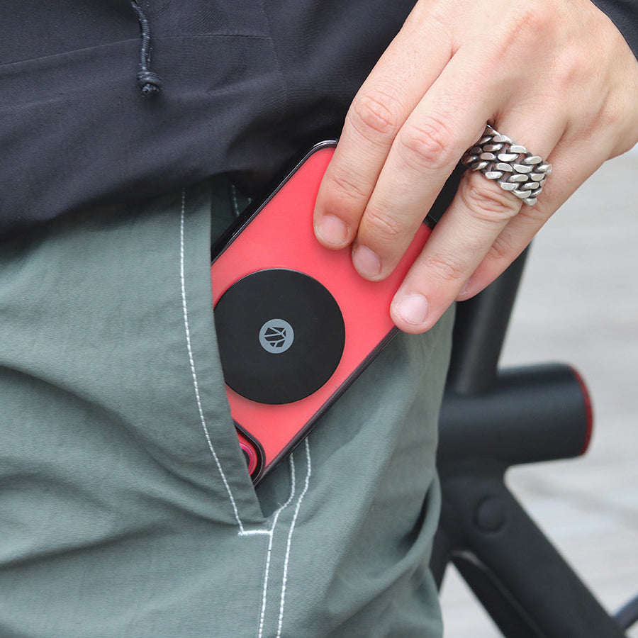 Phone with metal plate inserted in a pocket, easy and compact transport.