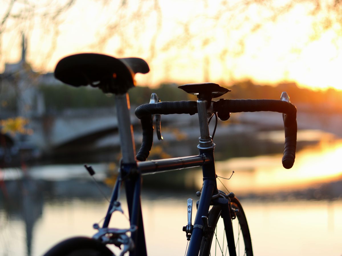Zoom sur une selle ergonomique et un cuissard cycliste haut de gamme en pleine sortie longue distance.