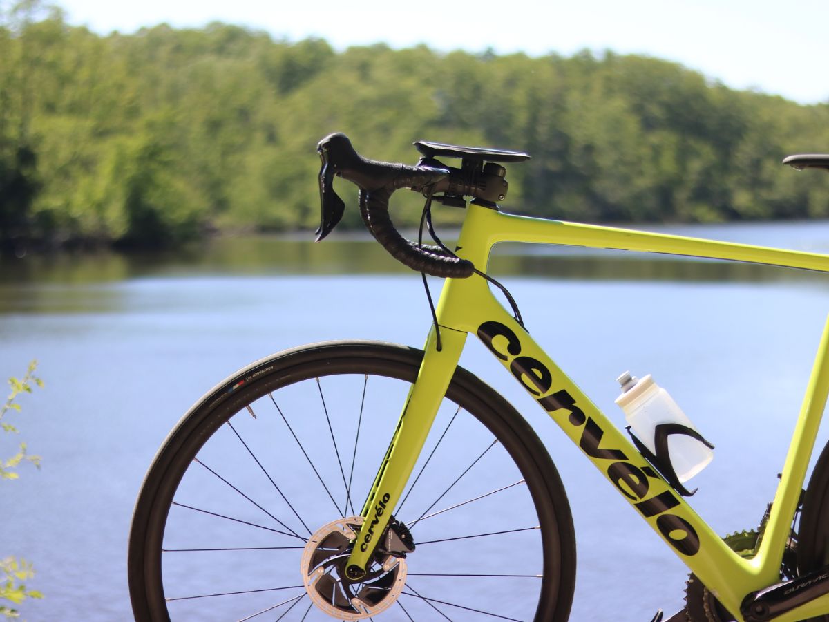 Deux bidons fixés sur un cadre de vélo, avec des barres énergétiques rangées dans une sacoche de cadre.