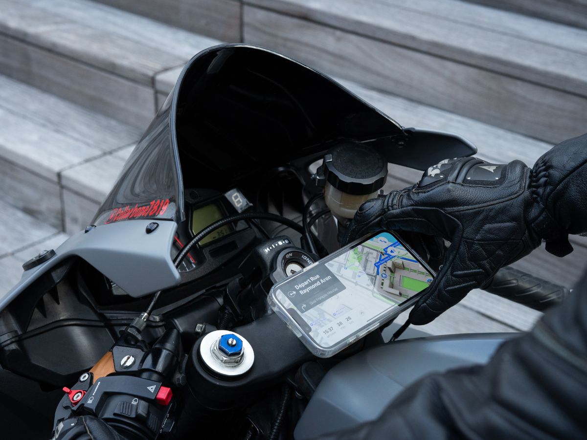Écran TFT moderne sur une moto, connecté en Bluetooth avec navigation active.
