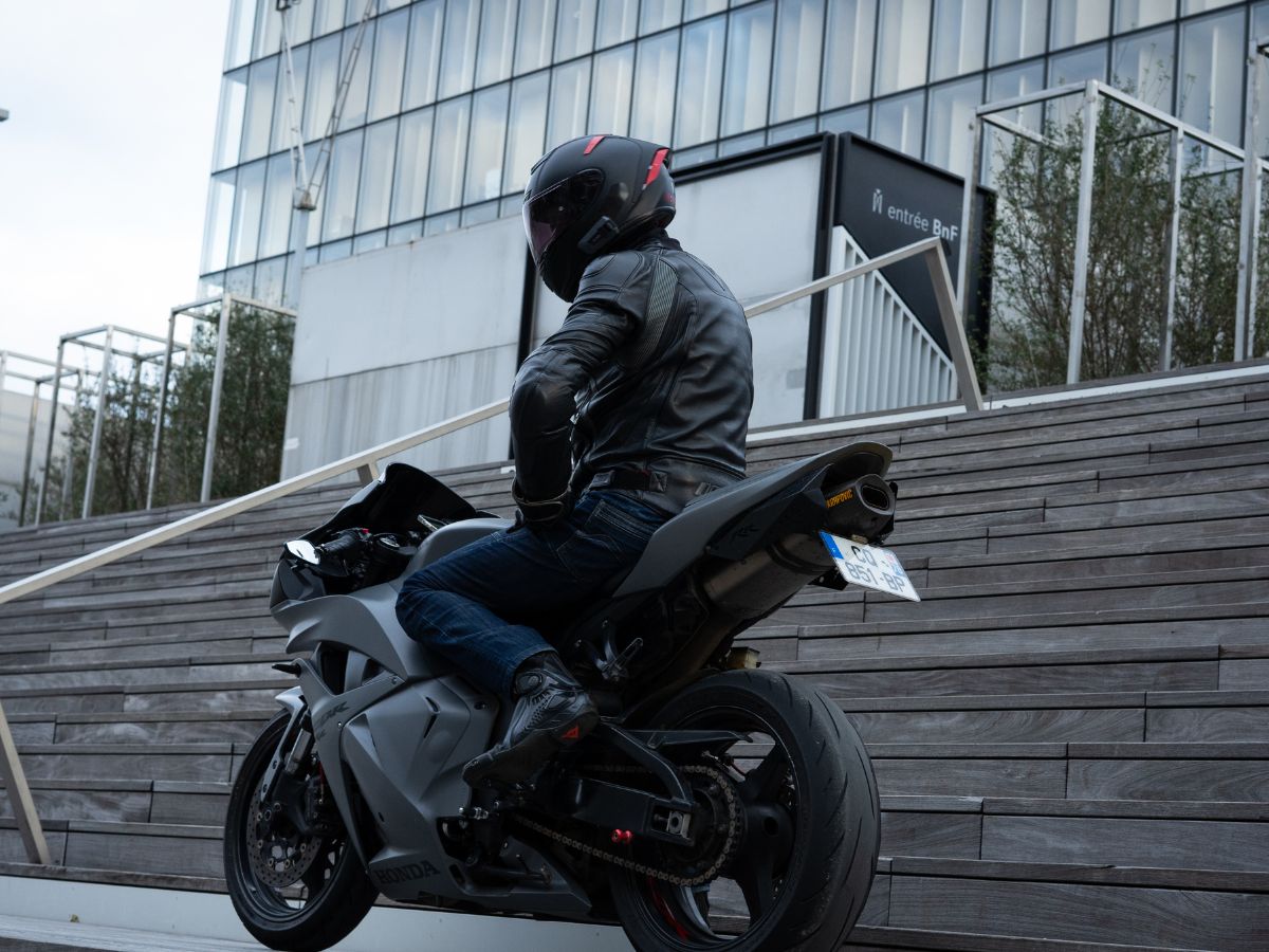 Moto équipée de poignées chauffantes, d’une selle ergonomique et de suspensions électroniques.