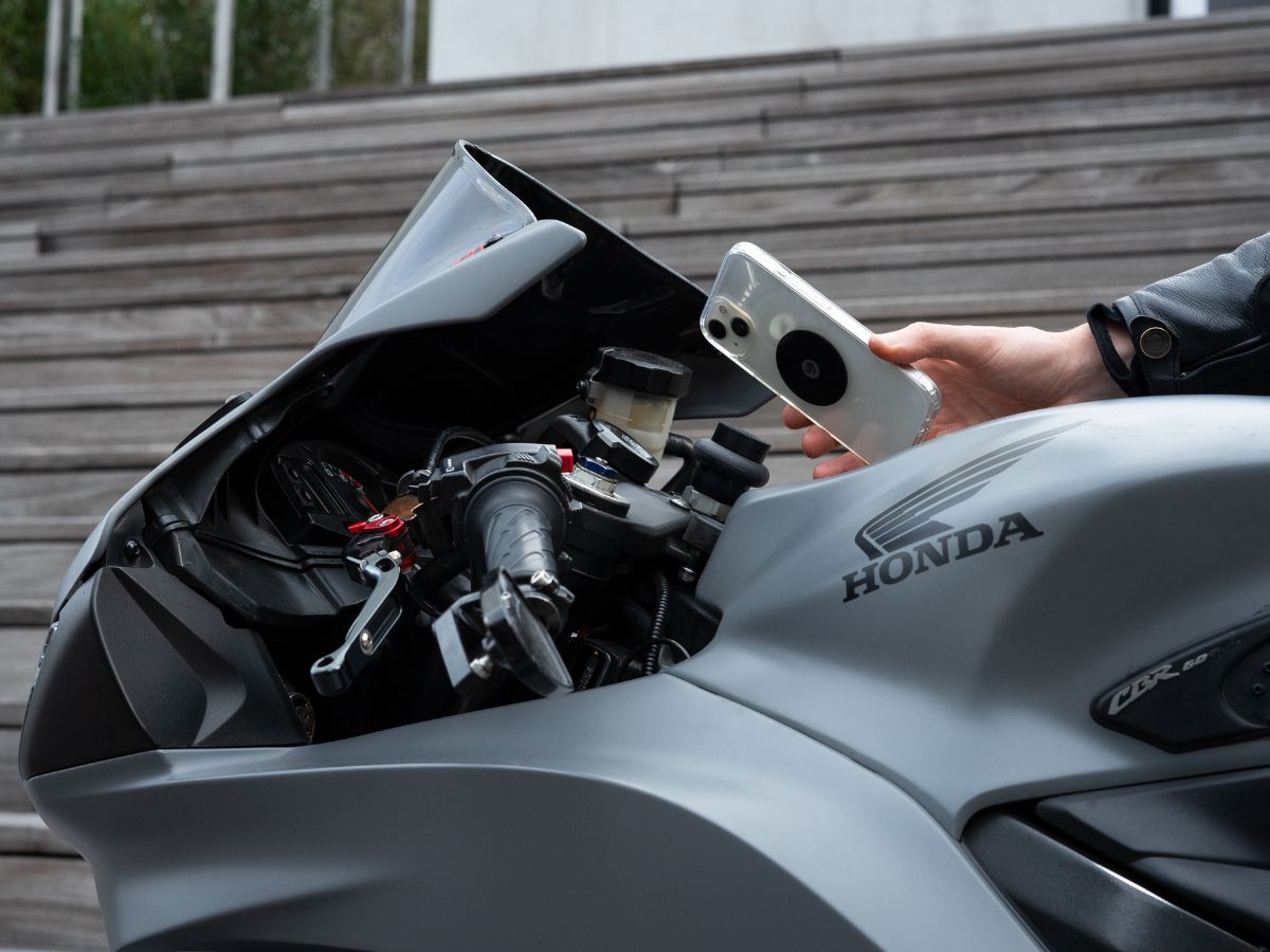 Support magnétique Shapeheart fixé au guidon, smartphone maintenu en sécurité et visible.