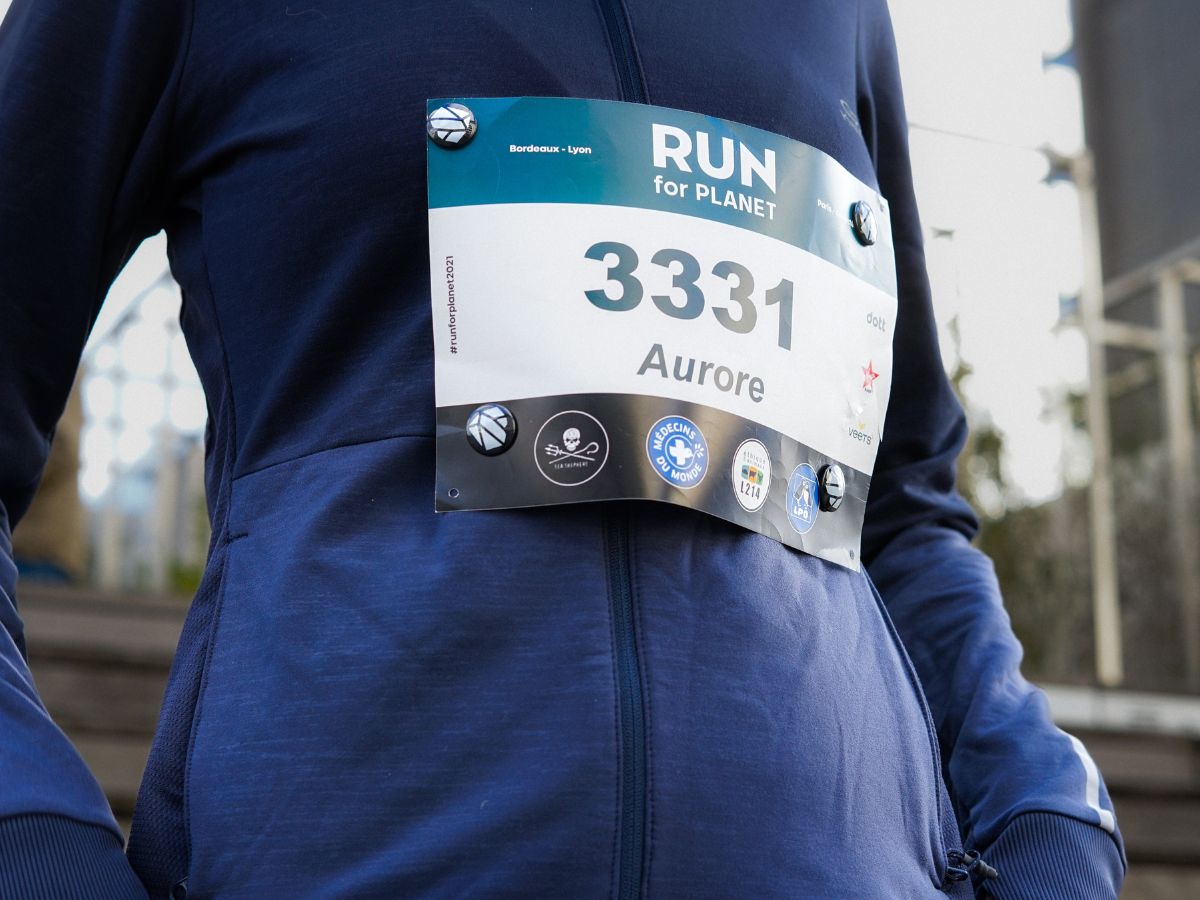 Maillot de running avec dossard parfaitement maintenu par des aimants Shapeheart, sans aucune épingle.