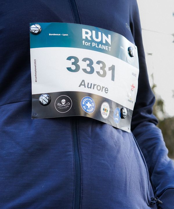 Maillot de running avec dossard parfaitement maintenu par des aimants Shapeheart, sans aucune épingle.