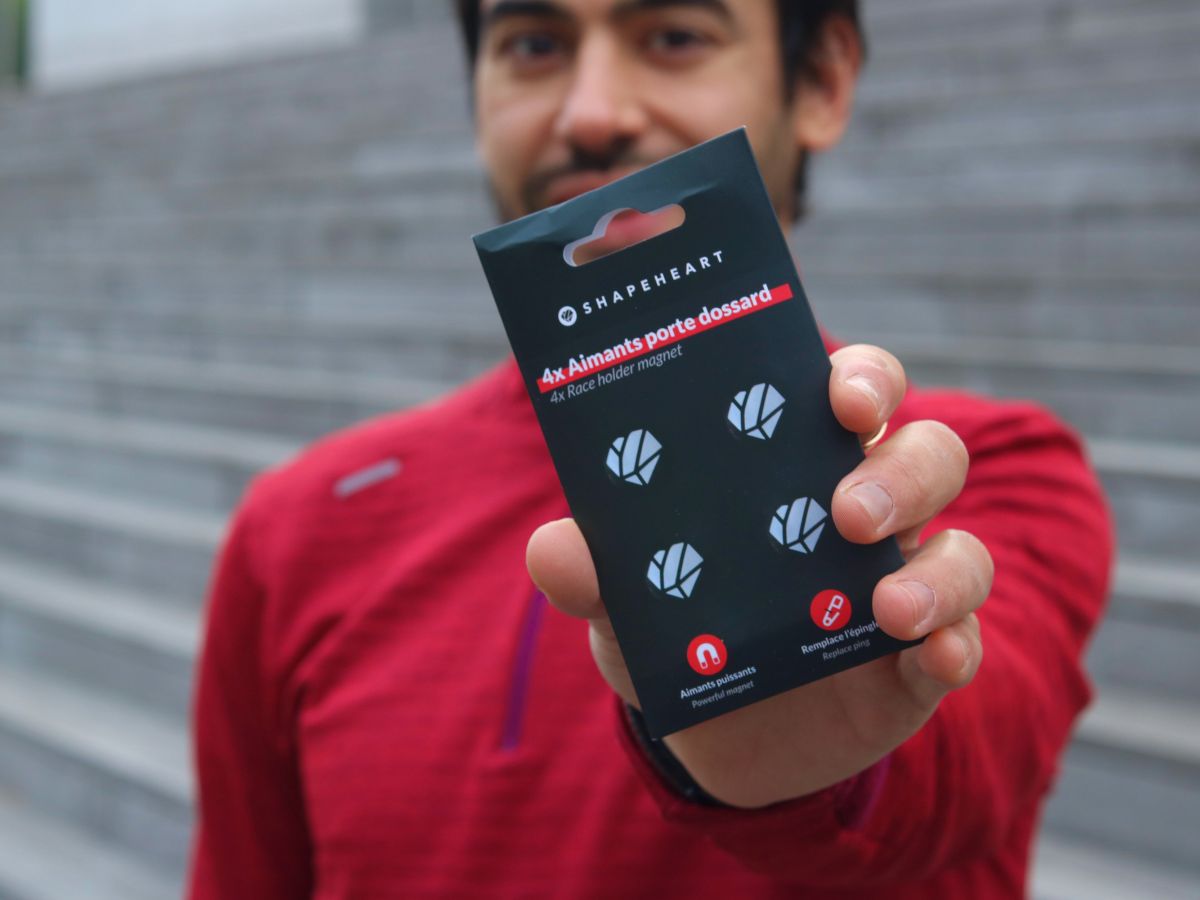 Vue d’un dossard décollé en pleine course, mal fixé avec une solution maison.