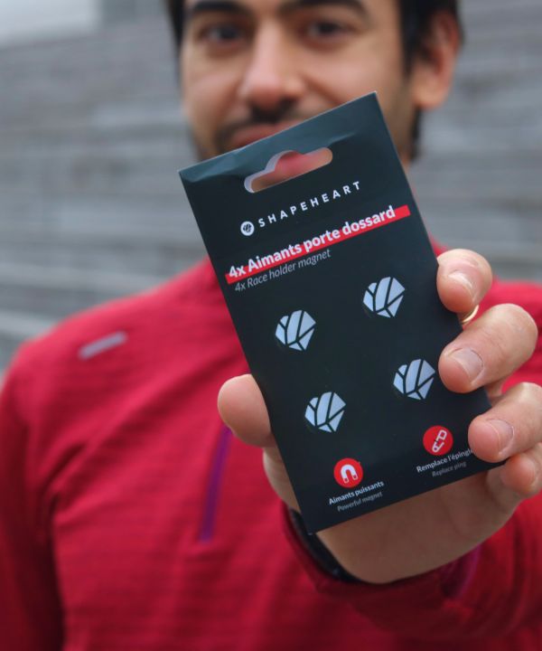 Vue d’un dossard décollé en pleine course, mal fixé avec une solution maison.