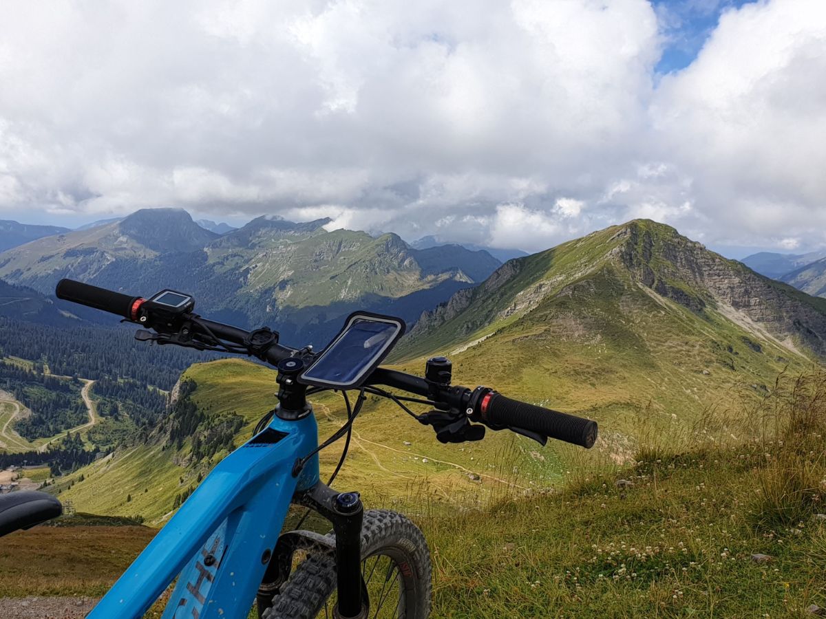 Comparaison de cartes GPS sur un écran de GPS vélo et un smartphone monté sur un guidon.