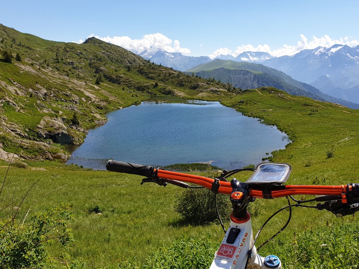 Vue d’un cycliste connectant une batterie externe à son smartphone monté sur le vélo.