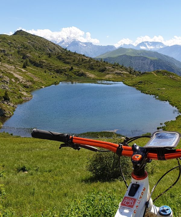 Vue d’un cycliste connectant une batterie externe à son smartphone monté sur le vélo.