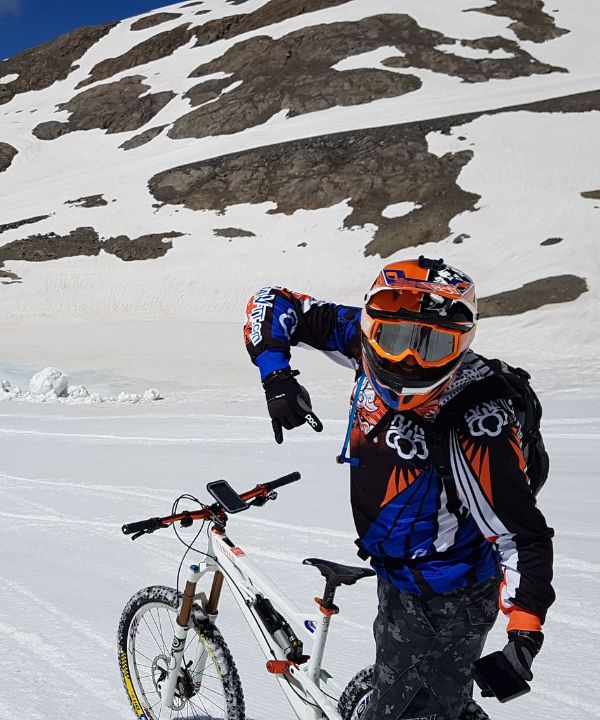 Smartphone monté sur un support Shapeheart, bien visible sur un guidon en pleine sortie.