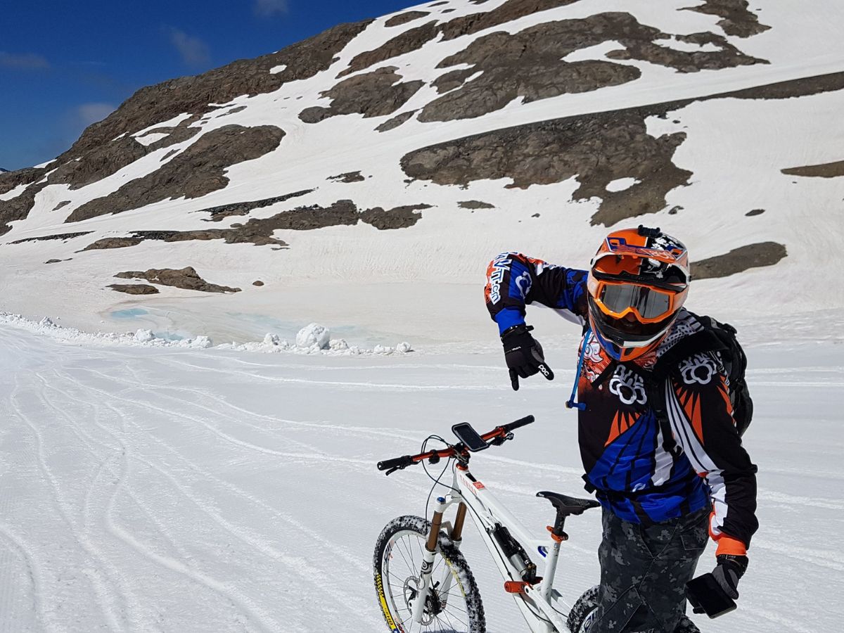 Smartphone monté sur un support Shapeheart, bien visible sur un guidon en pleine sortie.