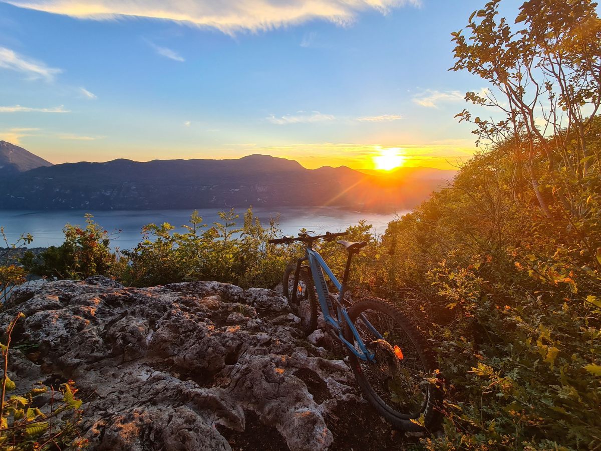 Smartphone et GPS côte à côte sur une table avec accessoires vélo.