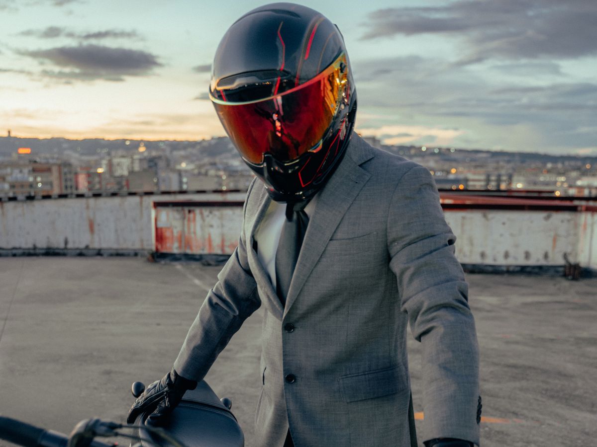Motard équipé pour la ville avec un casque léger et un sac à dos compact.