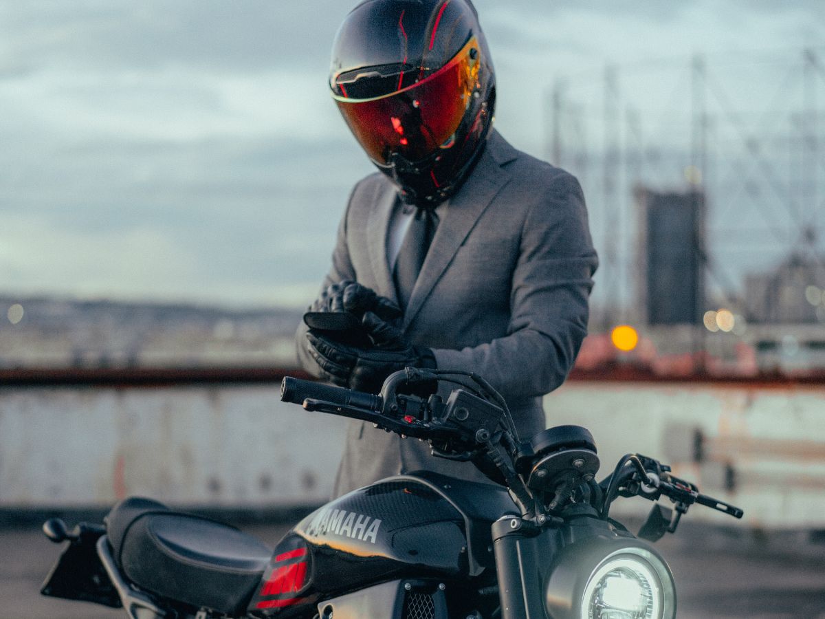 Support Shapeheart monté sur un guidon de moto avec navigation active en ville.