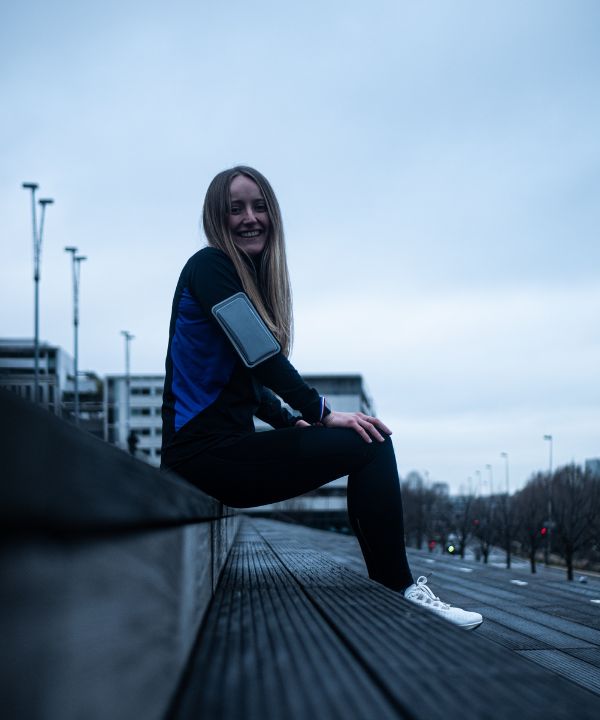 Brassard Shapeheart fixé sur le bras d’un coureur en pleine course.