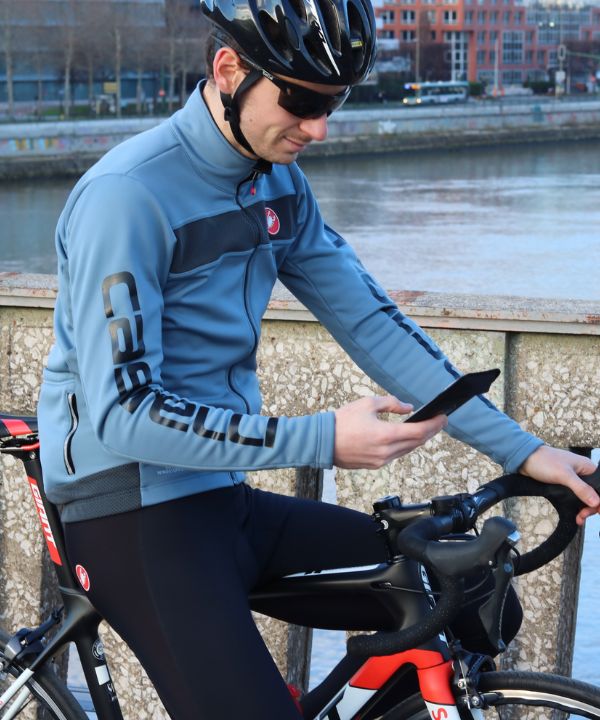 Cycliste avec téléphone fixé au guidon via support Shapeheart.