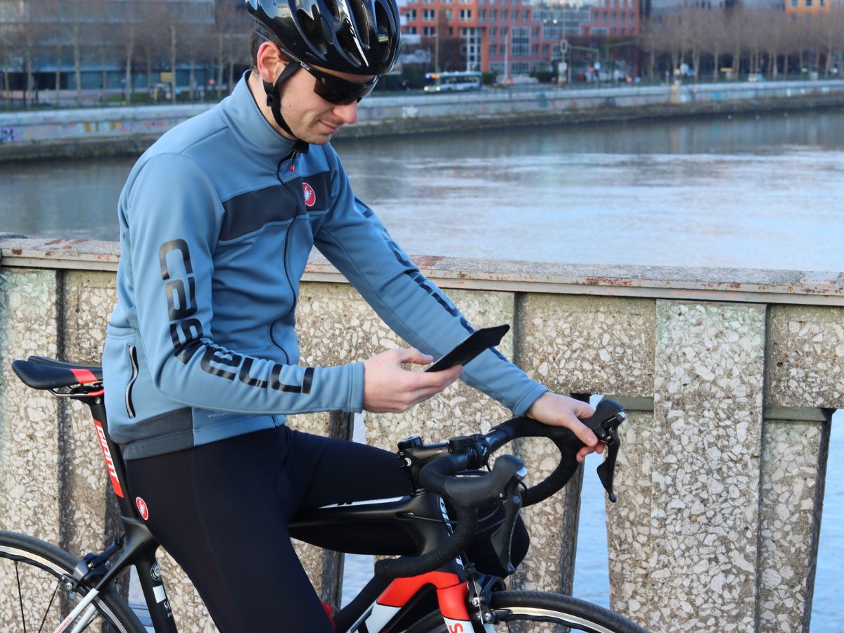 Cycliste avec téléphone fixé au guidon via support Shapeheart.