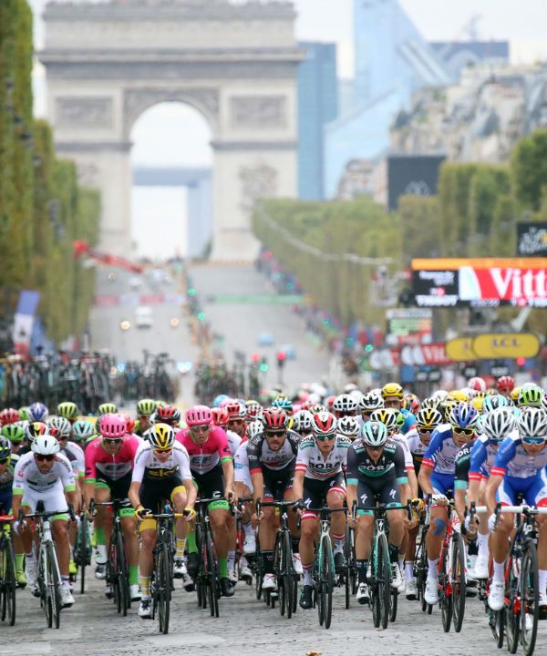 Cyclistes roulant vers Montmartre lors de la dernière étape.