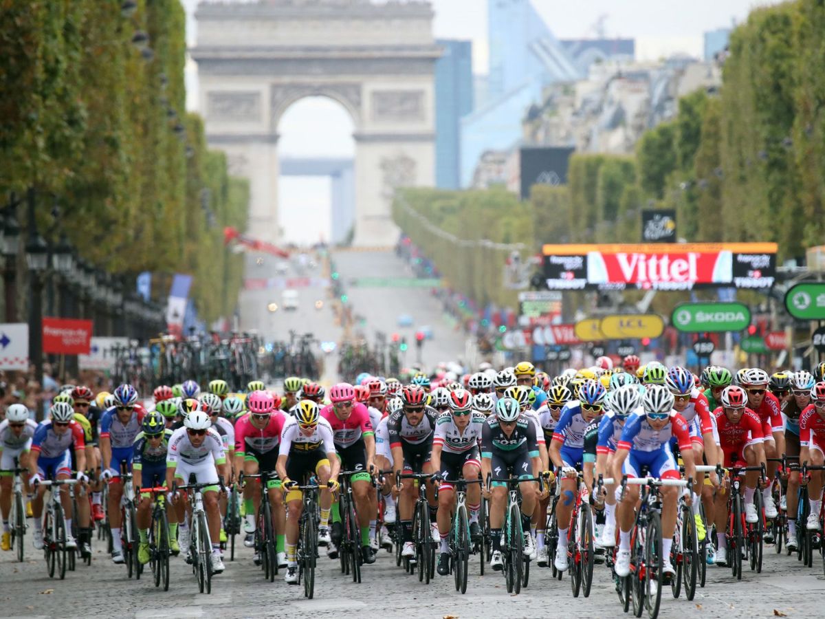 Cyclistes roulant vers Montmartre lors de la dernière étape.