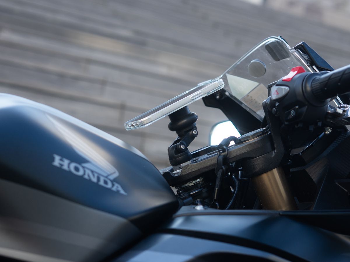 Téléphone fixé sur le réservoir d’une sportive via Shapeheart.