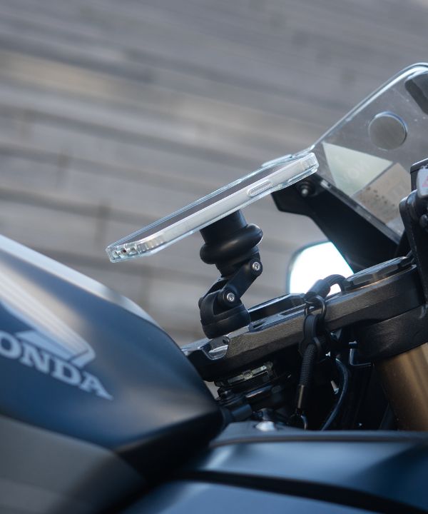 Téléphone fixé sur le réservoir d’une sportive via Shapeheart.