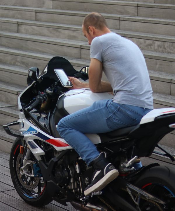 Support magnétique moto compact, rapide à installer et fiable : le MINI-BOOST vous accompagne sur toutes vos sorties. Compatible avec pochettes et plaques Shapeheart.