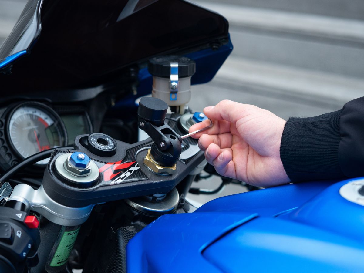 Le MINI-BOOST est idéal pour les motos avec demi-guidons. Il peut être acheté en pièce détachée pour s’adapter à votre support Moto Pro ou STEM existant.