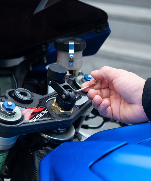 Le MINI-BOOST est idéal pour les motos avec demi-guidons. Il peut être acheté en pièce détachée pour s’adapter à votre support Moto Pro ou STEM existant.