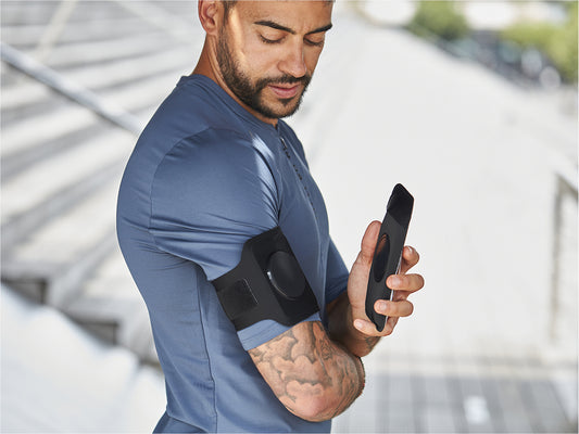 Brassard magnétique Shapeheart avec pochette amovible pour smartphone, idéal pour le sport.