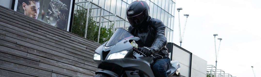 Motard sur la route avec un tableau de bord digital, illustrant l’évolution technologique de ces dix dernières années.