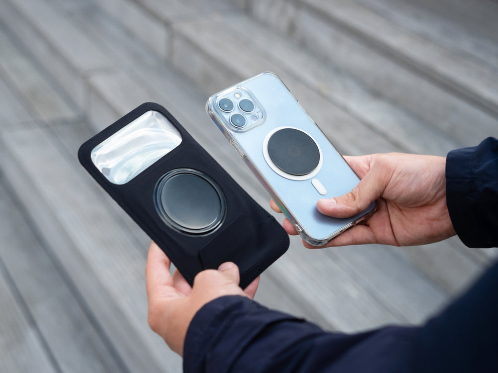 Comparaison side by side de la pochette résistante à la pluie et de la plaque métal anti-reflet 