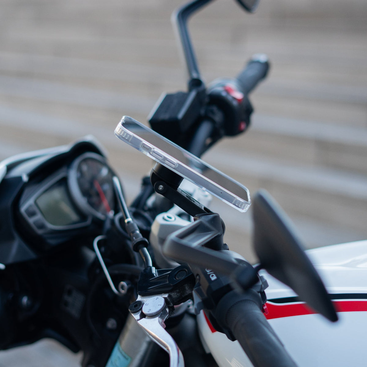 Magnetic clipping of the phone – PRO BOOST Shapeheart motorcycle phone mount