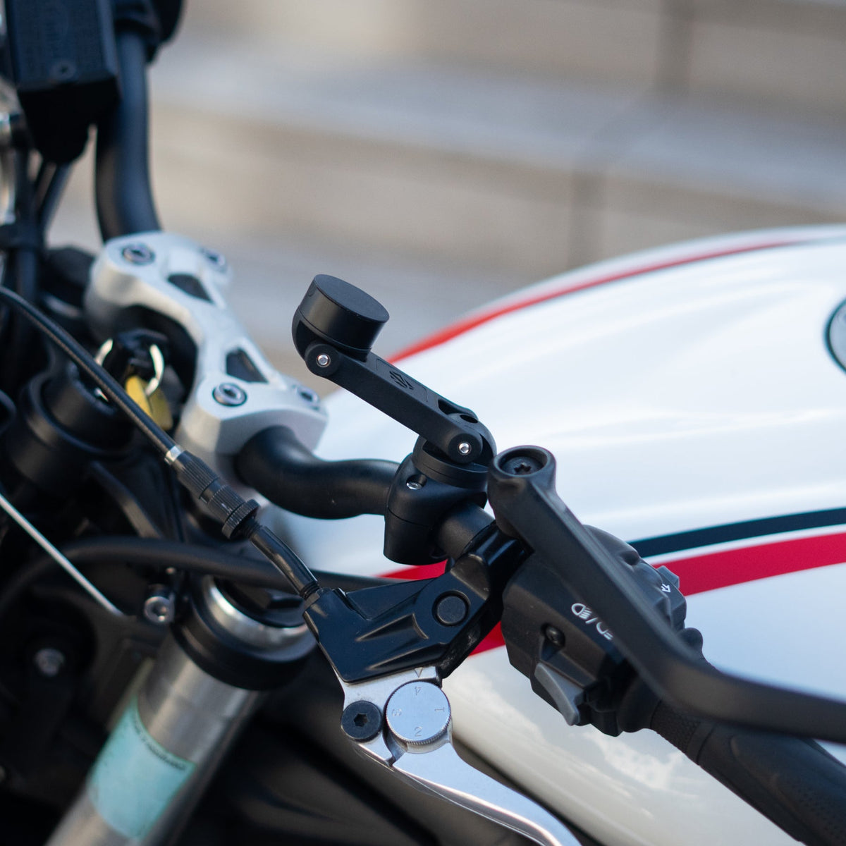 Magnetic clipping of the phone – PRO BOOST Shapeheart motorcycle phone mount