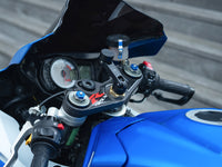 Support demi-guidon BOOST fixé sur colonne de direction, stabilité optimale pour une utilisation sur route.