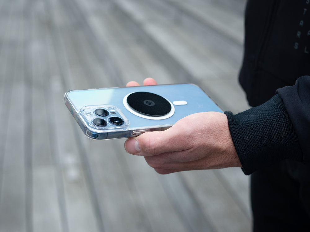 Smartphone avec plaque métal Shapeheart en main, idéal pour une fixation sûre du téléphone sur support Shapeheart