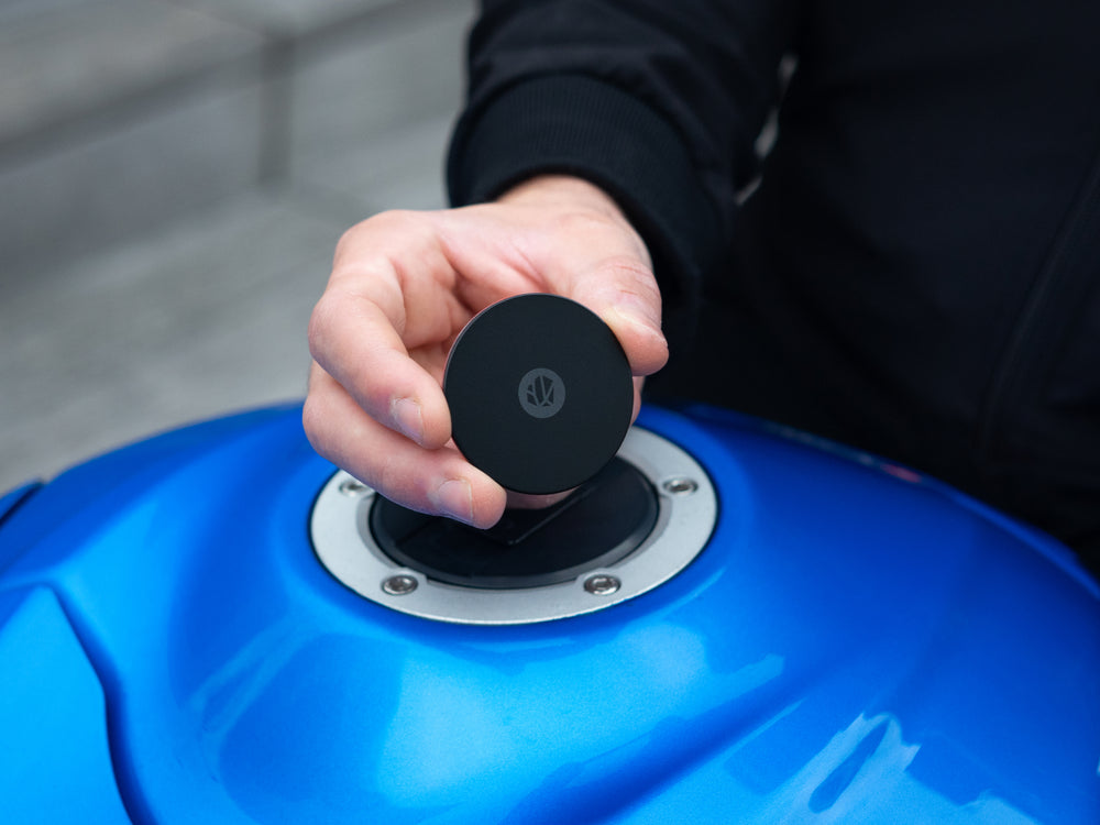 Plaque métal Shapeheart avant d'être collée sur le smartphone, fixation magnétique optimale