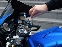 Attache pour colonne de direction moto : Système sécurisé pour un maintien optimal en toutes circonstances.
