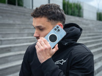 Smartphone avec plaque métal Shapeheart tenu à l’oreille lors d’un appel