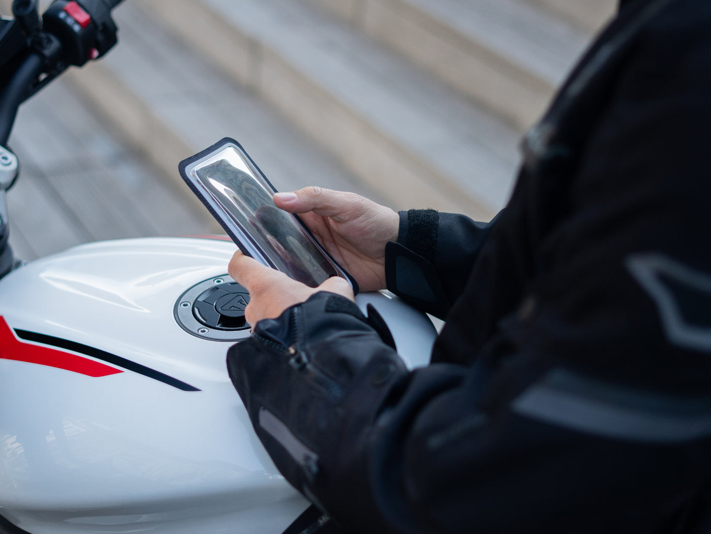 Pochette avec fenêtre camera et parfaitement tactile permettant une navigation facile sur smartphone.