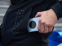 Smartphone équipé d'une plaque métal Shapeheart glissé dans une poche de veste